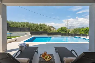 Bazen u objektu Villa Giovannina Split ili u blizini