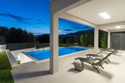 Bazen u objektu Villa Giovannina Split ili u blizini
