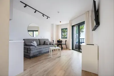 TV i/ili zabavni centar u objektu Apartments Lucija Makarska-first row to the sea