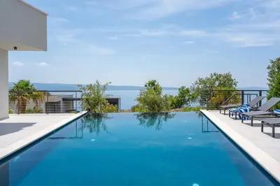 Bazen u objektu Villa Apolina 4 en-suite bedrooms, sea views ili u blizini