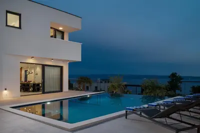 Bazen u objektu Villa Apolina 4 en-suite bedrooms, sea views ili u blizini
