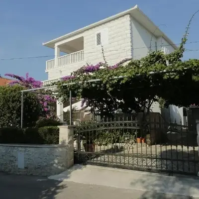 Apartments with parking space Supetar