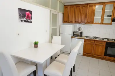 Kuhinja ili čajna kuhinja u objektu Apartment SoleMare - 150m Beach