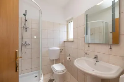 Kupaonica u objektu APARTMENTS4YOU SUPETAR 1,2,3&4 -the BEST and MOST POPULAR apartments for DISCOVERING the island - free parking - 200 meters from the beach