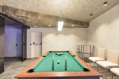 Stol za biljar u objektu Exclusive Villa Holiday