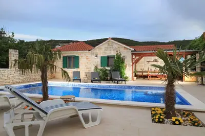 Bazen u objektu House Irena ili u blizini