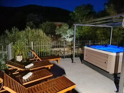 Pogled na planine ili pogled na planine iz vikendica