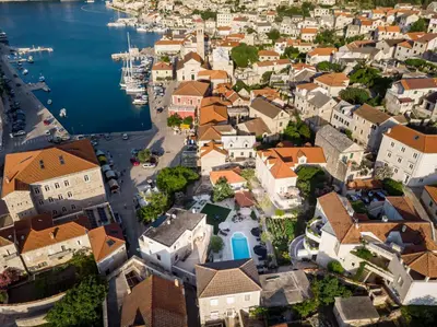 Pogled na grad 'Pučišća' ili pogled na grad iz vikendica