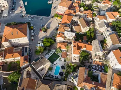 Pogled na grad 'Pučišća' ili pogled na grad iz vikendica