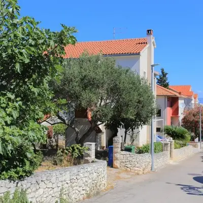 Apartments with parking space Supetar