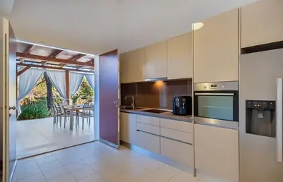 Kuhinja ili čajna kuhinja u objektu Modern Adriatic Sea View Villa With Table Tennis