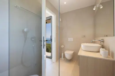 Kupaonica u objektu Holiday Home Poeta Brela