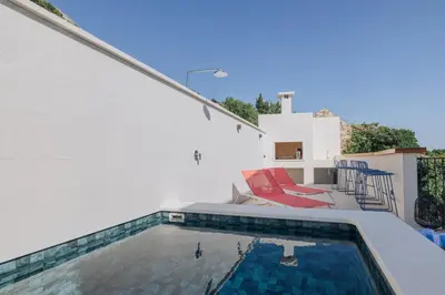Bazen u objektu Holiday Home Poeta Brela ili u blizini