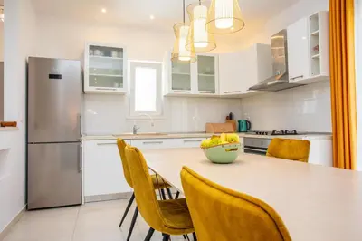 Kuhinja ili čajna kuhinja u objektu Holiday House Amaris, 20m from sea with parking, 6 pax