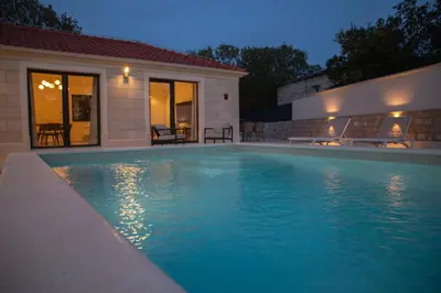 Bazen u objektu Summer Breeze ili u blizini