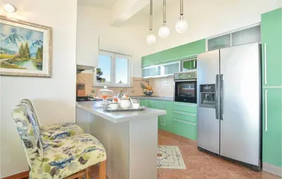 Kuhinja ili čajna kuhinja u objektu Cozy Home In Podstrana With Sauna