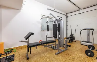 Fitness centar i/ili fitness sadržaji u objektu Cozy Home In Podstrana With Sauna