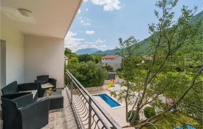 Pogled na planine ili pogled na planine iz vikendica