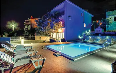 Bazen u objektu 4 Bedroom Stunning Home In Kucice ili u blizini