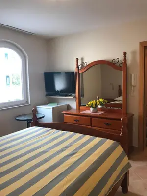 TV i/ili zabavni centar u objektu Charmy Room for two next to the beach