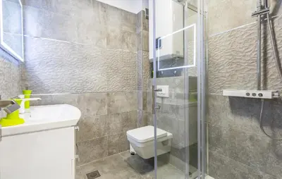 Kupaonica u objektu Lovely Apartment In Strozanac With Wifi