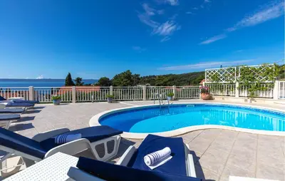 Bazen u objektu Stunning Home In Sumartin With Wifi ili u blizini