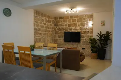 TV i/ili zabavni centar u objektu Sea Breeze Studio Apartment, 30m to Pebble Beach, Central Stobreč with Summer Amenities