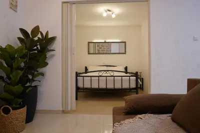 Krevet ili kreveti u jedinici u objektu Sea Breeze Studio Apartment, 30m to Pebble Beach, Central Stobreč with Summer Amenities