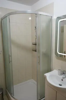 Kupaonica u objektu Sea Breeze Studio Apartment, 30m to Pebble Beach, Central Stobreč with Summer Amenities
