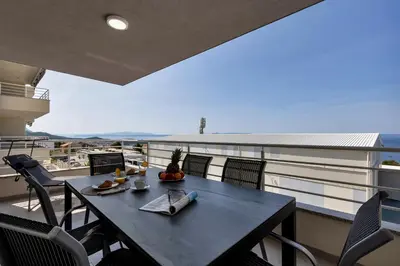 Balkon ili terasa u objektu Luxury and modern apartment with sea view and garage