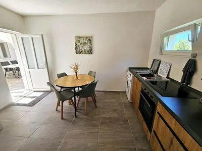 TV i/ili zabavni centar u objektu Renovated, dalmatian Stone House!