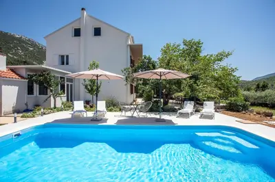 Bazen u objektu Villa Knez ili u blizini