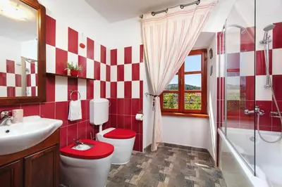Kupaonica u objektu Villa Vicina - Historic Stone Villa with Pool & Sea Views I Milna