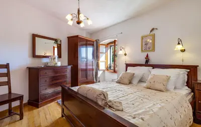 Krevet ili kreveti u jedinici u objektu Villa Vicina - Historic Stone Villa with Pool & Sea Views I Milna