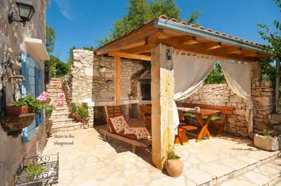 Popločani dio dvorišta ili vanjski dio objekta Villa Vicina - Historic Stone Villa with Pool & Sea Views I Milna