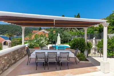 Popločani dio dvorišta ili vanjski dio objekta Villa Mir Vami - Heated Pool, Sea Views & Beach 100m I Brač Island