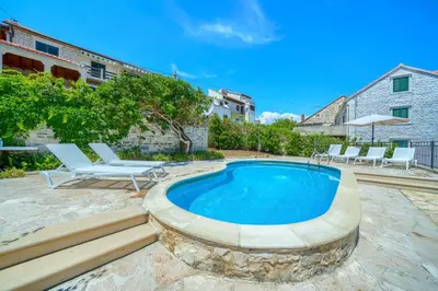 Bazen u objektu Villa Bonaca - Heated Pool, Harbour Views & Steps to Sea I Sumartin, Brač ili u blizini
