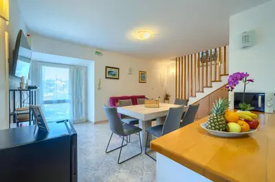 Kuhinja ili čajna kuhinja u objektu Villa Bonaca - Heated Pool, Harbour Views & Steps to Sea I Sumartin, Brač