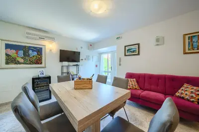 TV i/ili zabavni centar u objektu Villa Bonaca - Heated Pool, Harbour Views & Steps to Sea I Sumartin, Brač