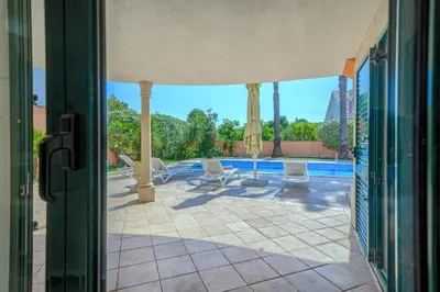 Bazen u objektu Villa Rasotica Relaxing Villa with Heated Pool, Perfect for Families ili u blizini