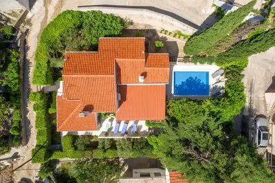 Ptičja perspektiva objekta Villa Skalinada - Pool, Sea View & Private Path to Beach I Baška Voda