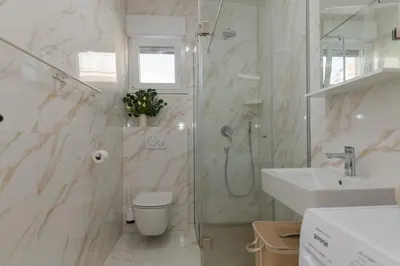 Kupaonica u objektu Adriatic Split beach apartment with sea view and garden