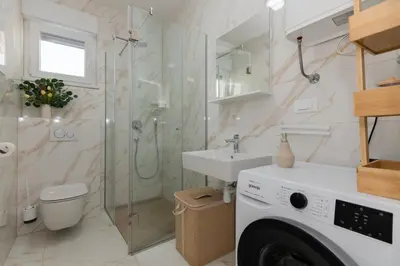 Kupaonica u objektu Adriatic Split beach apartment with sea view and garden
