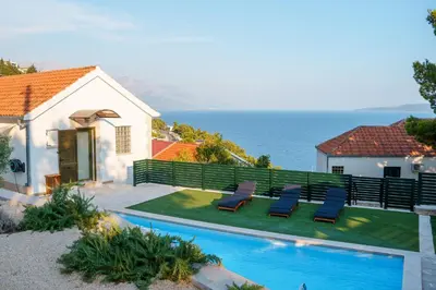 Bazen u objektu Holiday House Boban with Private Pool and Garage ili u blizini