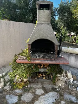 Oprema za roštilj dostupna gostima apartmana