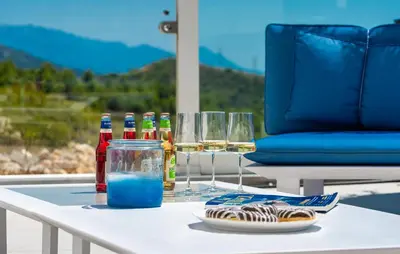 Pogled na planine ili pogled na planine iz vikendica