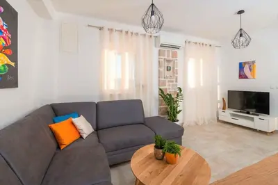 TV i/ili zabavni centar u objektu Enticing Sunset Villa With Magnificent Sea ViewS