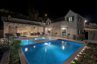 Bazen u objektu Enticing Sunset Villa With Magnificent Sea ViewS ili u blizini