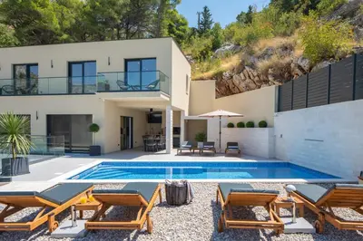 Bazen u objektu Casa Vita featuring a sea view, billiards, and heated pool ili u blizini