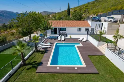 Bazen u objektu Villa Florinda with Pool and Prime Location near Split ili u blizini